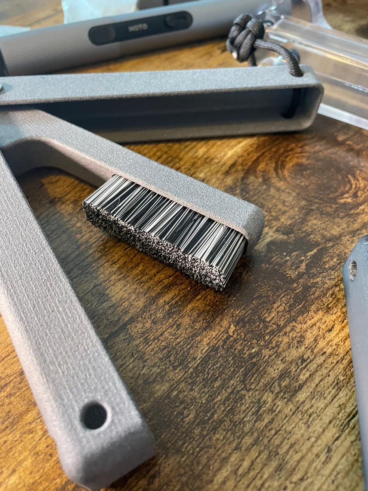 CONCRETE GRAY MJF BUTTERFLY CLIMBING BRUSH