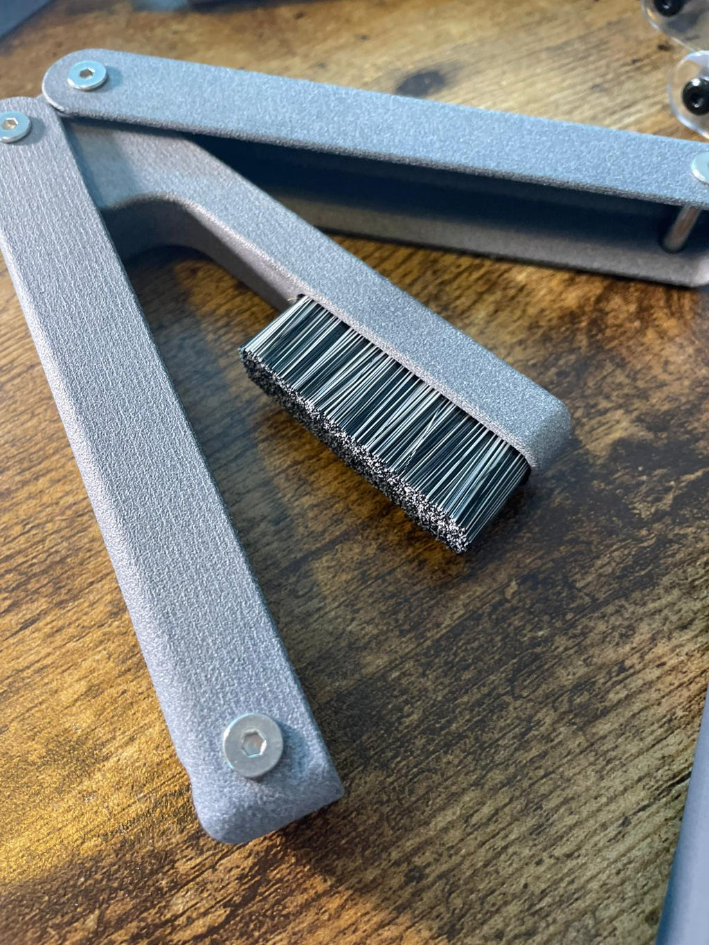 CONCRETE GRAY MJF BUTTERFLY CLIMBING BRUSH